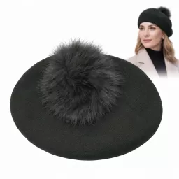 Zielony Beret Damski z Naturalnym Pomponem W503i Polar Fashion
