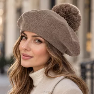 Brązowy Beret Damski Taupe Fango z Dużym Pomponem ze Sztucznego Futra W537D - 2