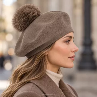 Brązowy Beret Damski Taupe Fango z Dużym Pomponem ze Sztucznego Futra W537D - 3