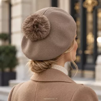 Brązowy Beret Damski Taupe Fango z Dużym Pomponem ze Sztucznego Futra W537D - 4