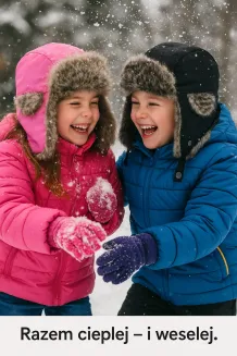 Rodzeństwo 8 i 10 lat w czapkach uszatkach Polar Fashion W151H jasnoróżowych, lepienie bałwana, zimowa zabawa, para z ust, śnieg i radość.