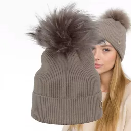 Czapka damska szarobeżowa taupe z pomponem W525D – elegancja Polar Fashion