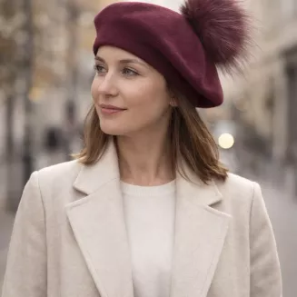 Bordowy beret damski z odpinanym naturalnym pomponem – Polar Fashion W503J - 7