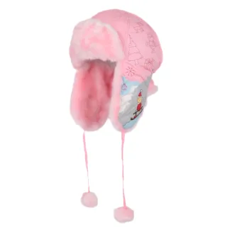 Jasnoróżowa czapka zimowa dziewczęca W143A Polar Fashion – ciepła uszatka z futerkiem Czapka z długimi troczkami zakończonymi pomponami, ozdobna grafika zimowa z motywem Mikołaja i choinki. Styl pastelowy, delikatny, idealny na zimowe dni.