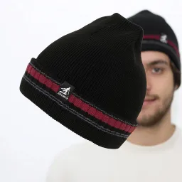 Czarno-czerwona czapka zimowa męska beanie z futerkiem W457D Polar Fashion