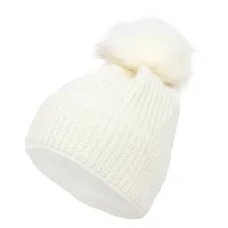 W318A Biała Polar Fashion czapka zimowa z pomponem ocieplana beanie oryginalny design