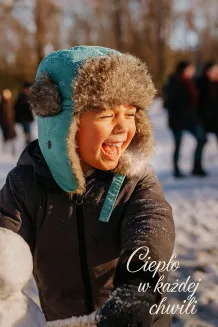 Czapka zimowa pilotka W-151E turkusowa, impregnowana, dziecko w parku bawi się w śniegu, widoczna para z ust, ciepła czapka z futerkiem, nakrycie głowy na zimę, wełniana czapka (synonim), kaszkiet damski (synonim), W-151E.