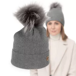 Damska czapka zimowa jasny szary z pomponem elegancka i ciepła W525I Polar Fashion