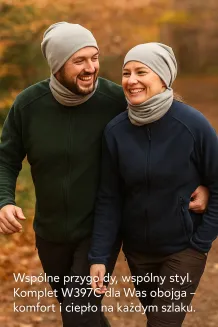 Para (30-40 lat) w szarym dresowym komplecie przejściowym W397C, czapka i komin dwuwarstwowy, wspólna aktywność na świeżym powietrzu, jesień.