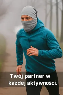 : Mężczyzna (25-35 lat) w szarym dresowym komplecie przejściowym W397C, czapka i komin dwuwarstwowy, aktywność sportowa w mieście, jesień/wiosna.