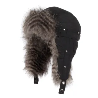 Zbliżenie na czarną czapkę pilotkę dziecięcą W-151K, detale: miękkie futerko, impregnowany materiał, ciepły polar wewnątrz, solidne zapięcie pod szyją.