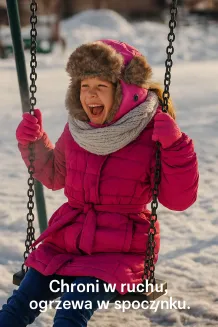 Dziewczynka 7 lat w zimowej czapce uszatce W151I Polar Fashion, kolor ciemnoróżowy, obszyta futerkiem, idealna do szkoły, na sanki i zimowe zabawy na śniegu – pełna ochrona przed chłodem.