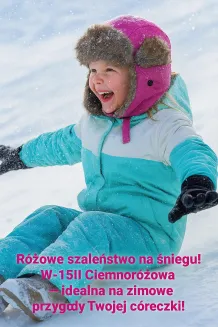 Dziecko (5-8 lat) w ciemnoróżowej czapce pilotce W-151I, zabawa w śniegu, czapka wodoodporna, ciepła, z futerkiem, pewne zapięcie pod szyją, radość z zabawy.