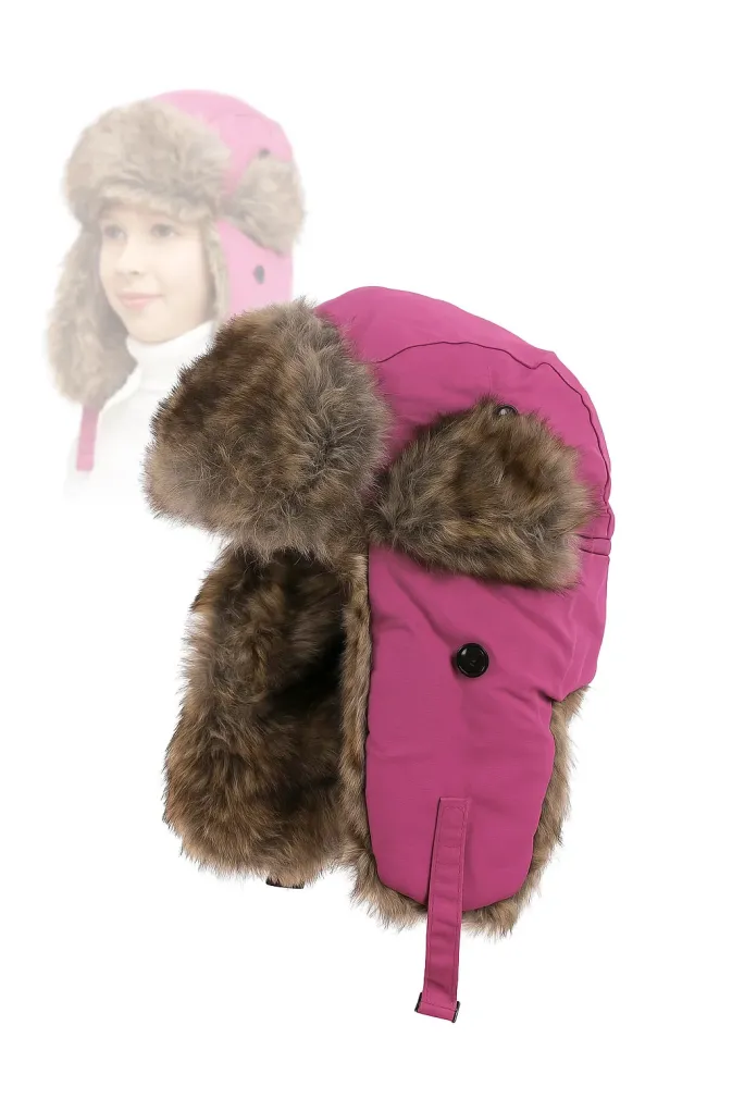 Czapka pilotka zimowa dziecięca W-151I ciemnoróżowa, uszatka impregnowana, z futerkiem, polar, zapięcie pod szyją, modelka dziecka w tle (głowa-szyja, białe ubranie), na idealnie białym tle.