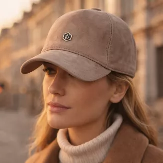 Beżowa skórzana bejsbolówka nubukowa unisex ocieplona K296F Polar Fashion - 7