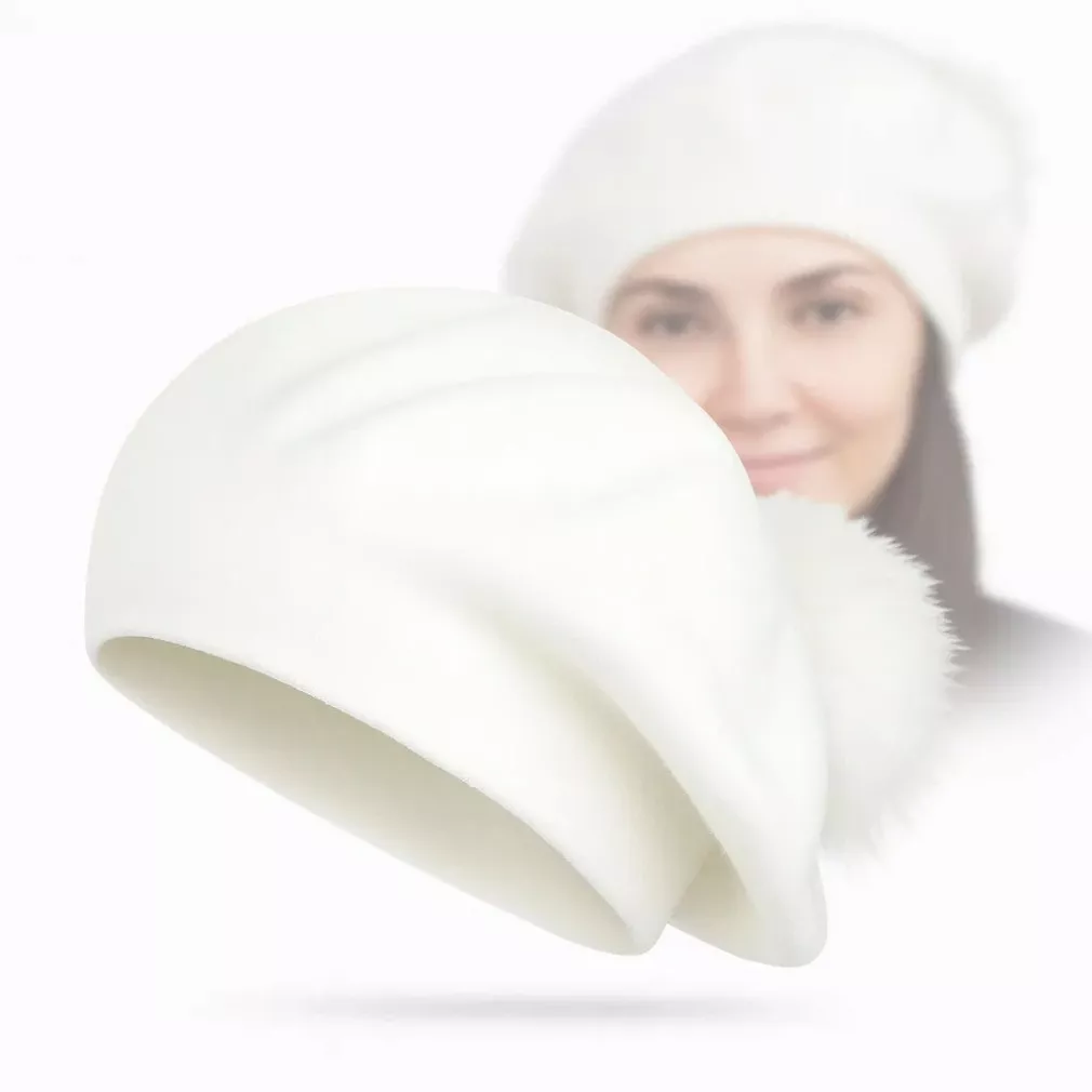 Ciepły biały beret damski W503A z naturalnym pomponem zimowy Polar Fashion