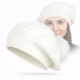 Ciepły biały beret damski W503A z naturalnym pomponem zimowy Polar Fashion
