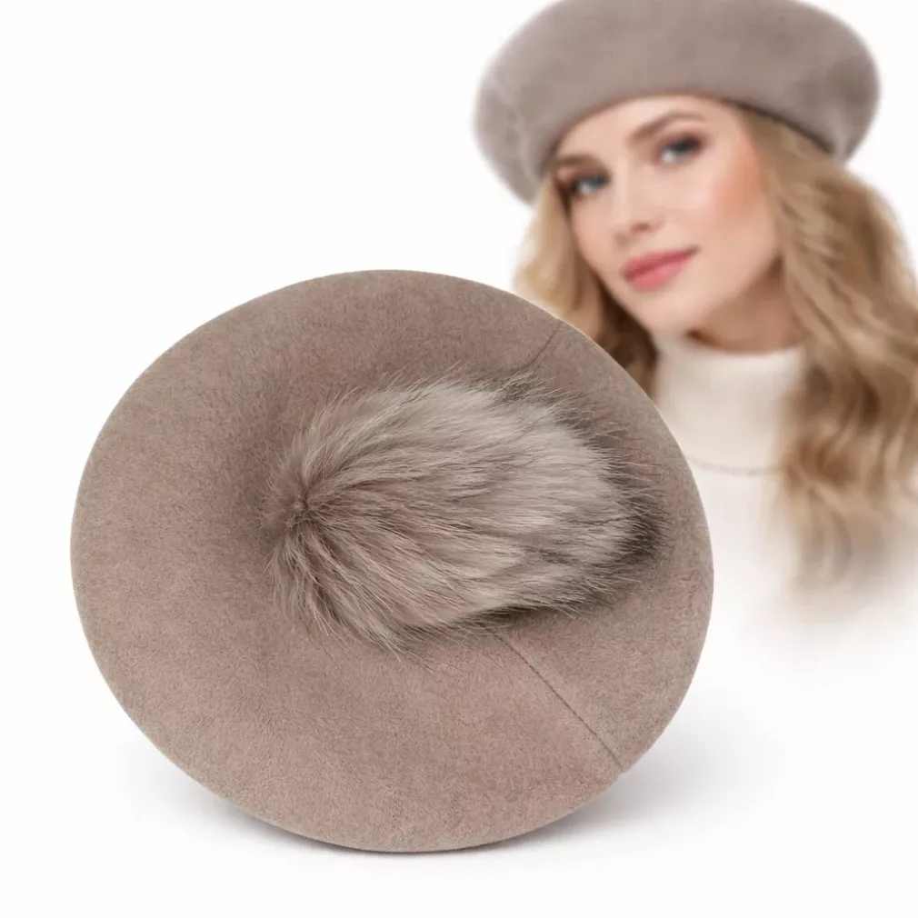 Beżowy beret damski z odpinanym pomponem z jenota Polar Fashion W503K