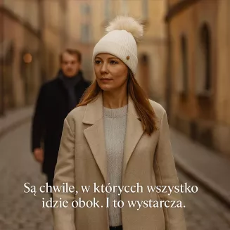 Biała damska czapka zimowa Polar Fashion W525A z odpinanym pomponem z jenota - 5