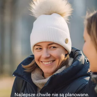 Biała damska czapka zimowa Polar Fashion W525A z odpinanym pomponem z jenota - 6