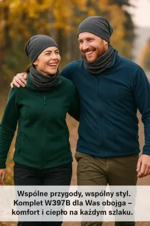 Para – kobieta 20+ i mężczyzna 30+ w czarnym komplecie W397A (czapka i komin dresowy unisex). Styl casual, spacer po mieście wieczorem, zestaw przejściowy na jesień, zimę i wiosnę.