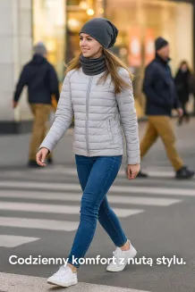 Kobieta 20+ w czarnym komplecie W397A – czapka i komin dresowy, przejściowy zestaw unisex. Styl casual w mieście, aktywna, modna i komfortowa, idealny zestaw na jesień i wiosnę.