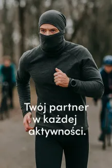 Mężczyzna 30+ w czarnym komplecie W397A, czapka i komin dresowy dwuwarstwowy. Styl sportowy – jogging w parku, ochrona przed chłodem, aktywny tryb życia.