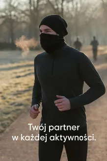 Mężczyzna 30+ w czarnym komplecie W397A, czapka i komin dresowy, styl sportowy, bieganie w parku jesienią i zimą.