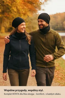 Kobieta i mężczyzna w czarnym komplecie dresowym W397A, czapka i komin unisex, spacer po mieście, casual i elegancja.