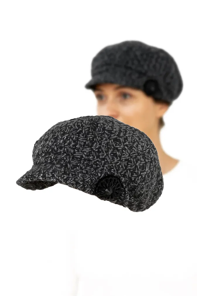 Kaszkiet Damski K73B Polar Fashion – Grafitowa Czapka z Broszką, Ocieplana