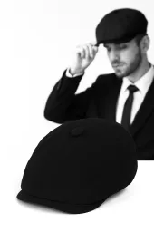 Kaszkiet męski czarny K268I z nutą odwagi – Styl, który mówi za Ciebie | Polar Fashion