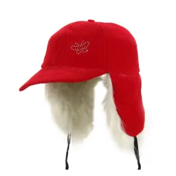W30B Czerwona Bejsbolówka ciepła czapka uszatka z daszkiem ocieplana akrylowym futerkiem