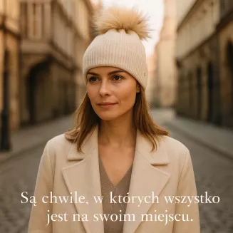 Jasnobeżowa damska czapka zimowa z odpinanym pomponem W525C Polar Fashion - 5