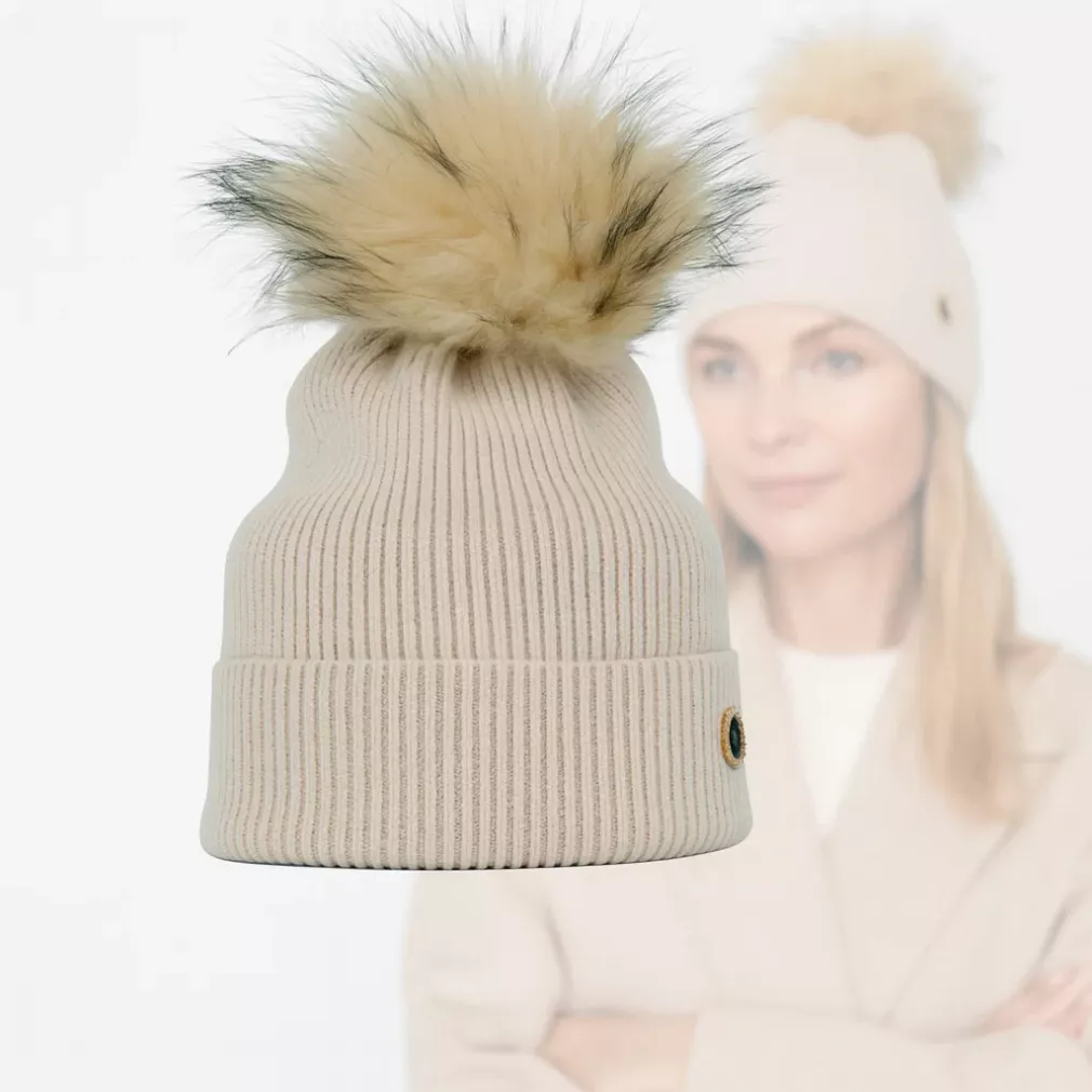 Jasnobeżowa damska czapka zimowa z odpinanym pomponem W525C Polar Fashion