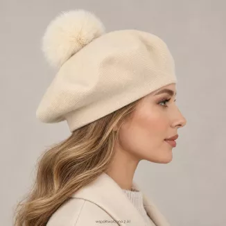 Beret Damski Jasny Beż z Dużym Pomponem Sztuczne Futro Stylowy Zimowy W537A - 3