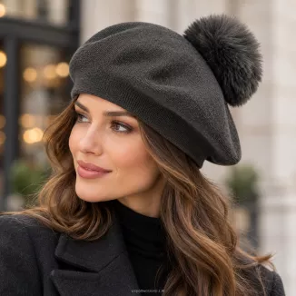 Beret Damski Grafitowy z  Pomponem ze Sztucznego Futra Polar Fashion W537E - 2