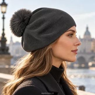 Beret Damski Grafitowy z  Pomponem ze Sztucznego Futra Polar Fashion W537E - 3
