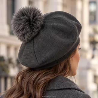 Beret Damski Grafitowy z  Pomponem ze Sztucznego Futra Polar Fashion W537E - 4